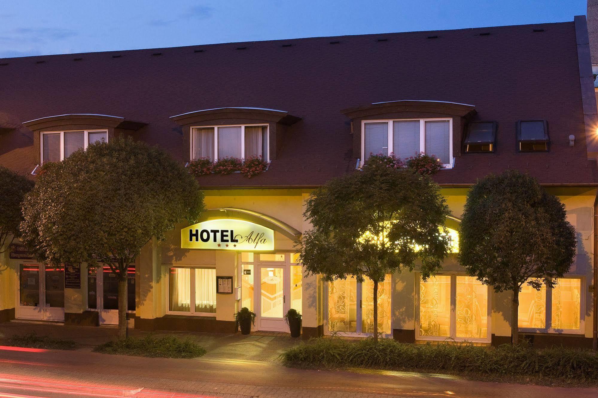 Alfa Hotel Győr Exterior foto