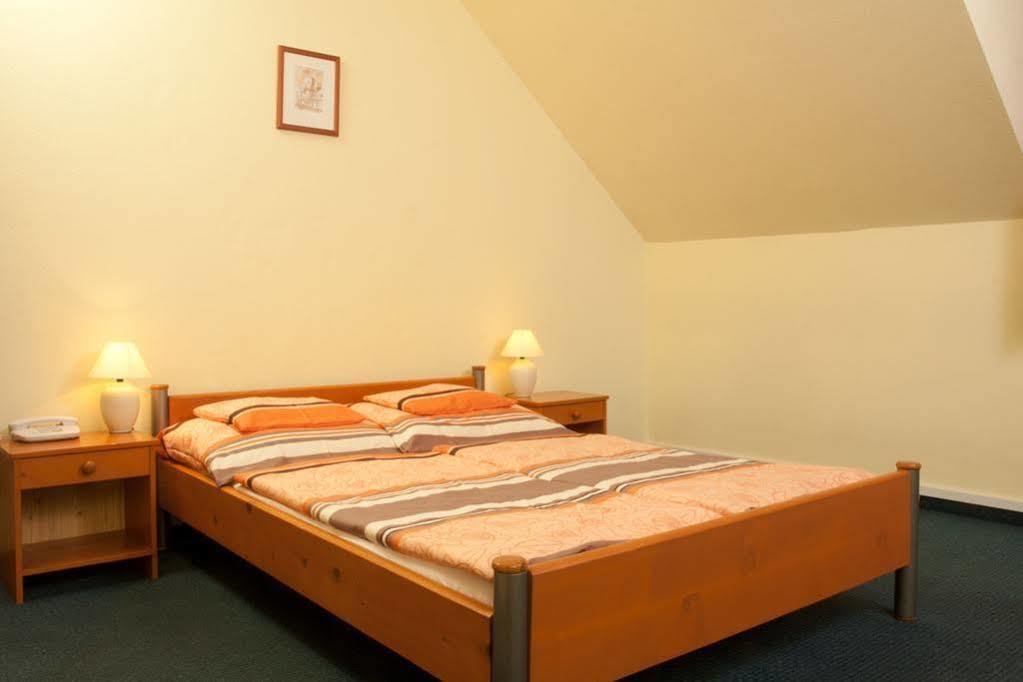 Alfa Hotel Győr Exterior foto
