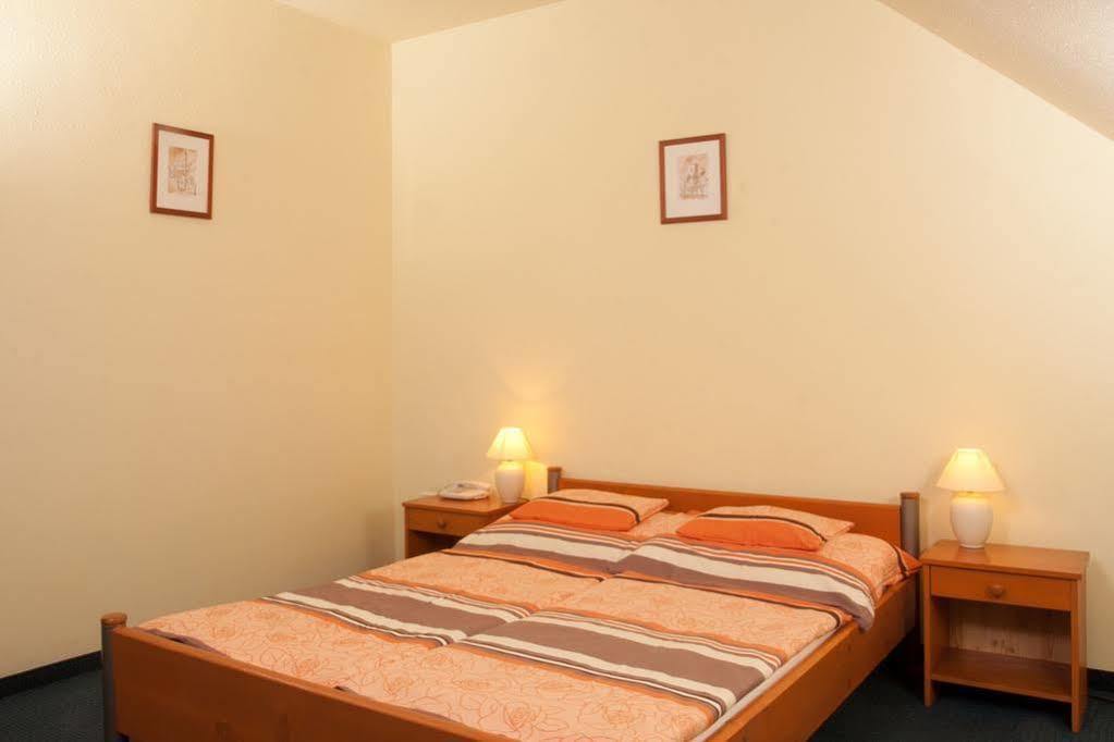 Alfa Hotel Győr Exterior foto